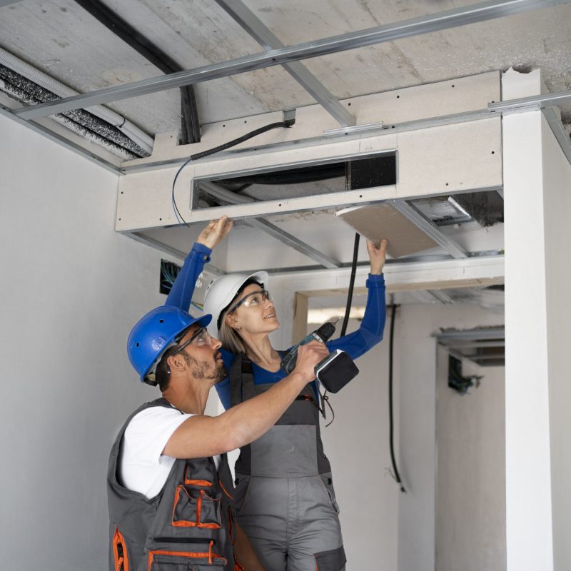 medium-shot-people-wearing-helmets